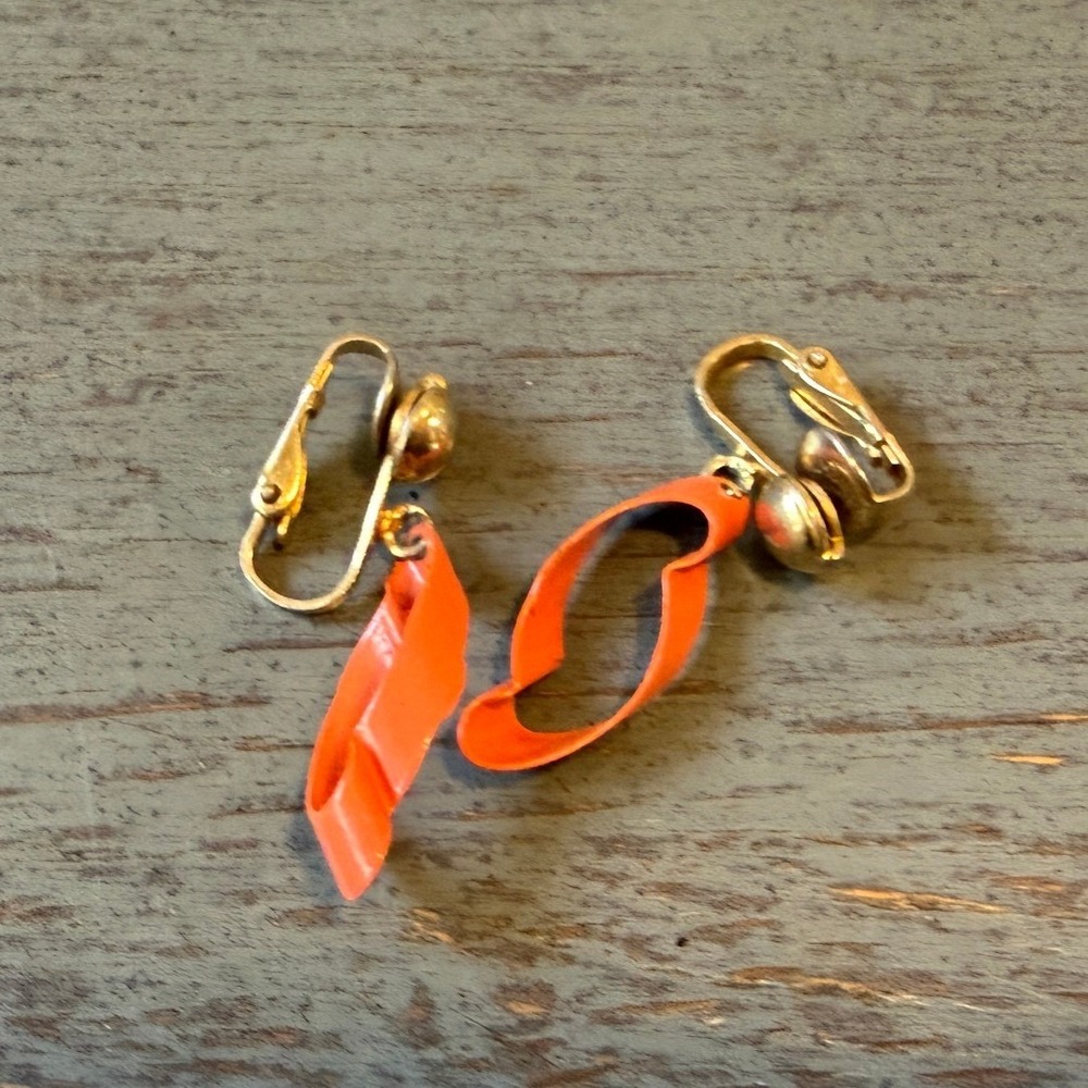 Vintage Orange Twisted Ribbon Clip On Earrings Gold Tone Metal Abstract Jewelry